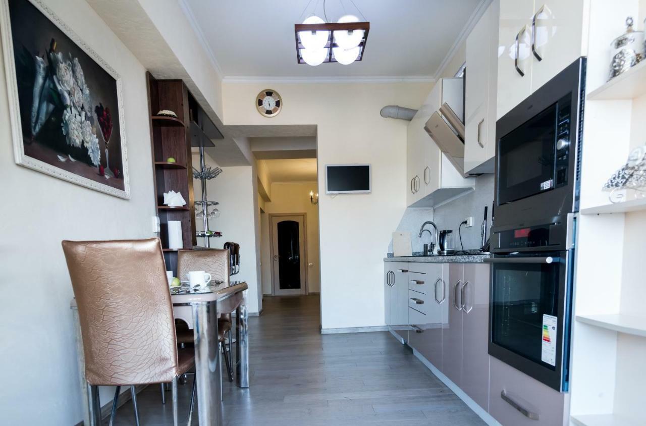 Spacious And Cozy Apartment In Bishkek Center 외부 사진