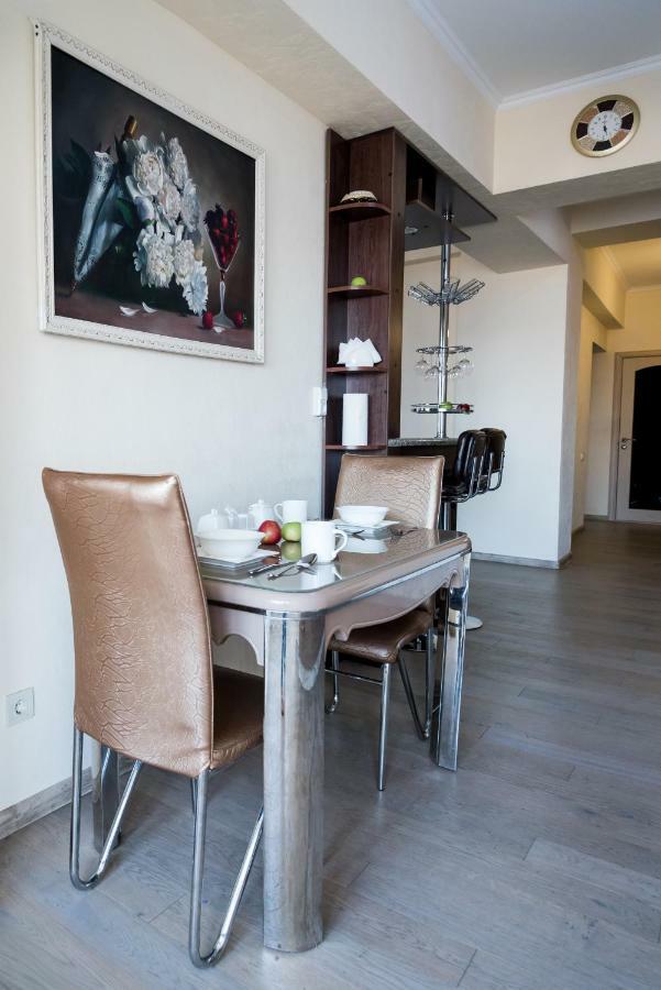 Spacious And Cozy Apartment In Bishkek Center 외부 사진
